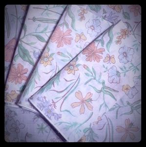 3/$15 Sale VTG  Floral Napkins 4 piece set